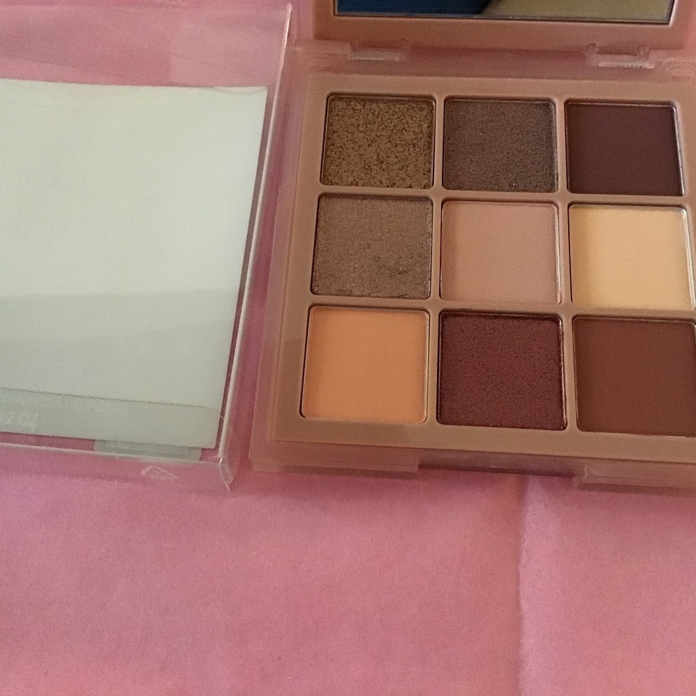 Huda Beauty Haze Eyeshadow Palette Sand